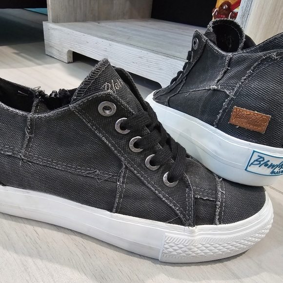 Blowfish Malibu Distressed Black Canvas Sneakers Size 7.5 - Picture 1 of 6